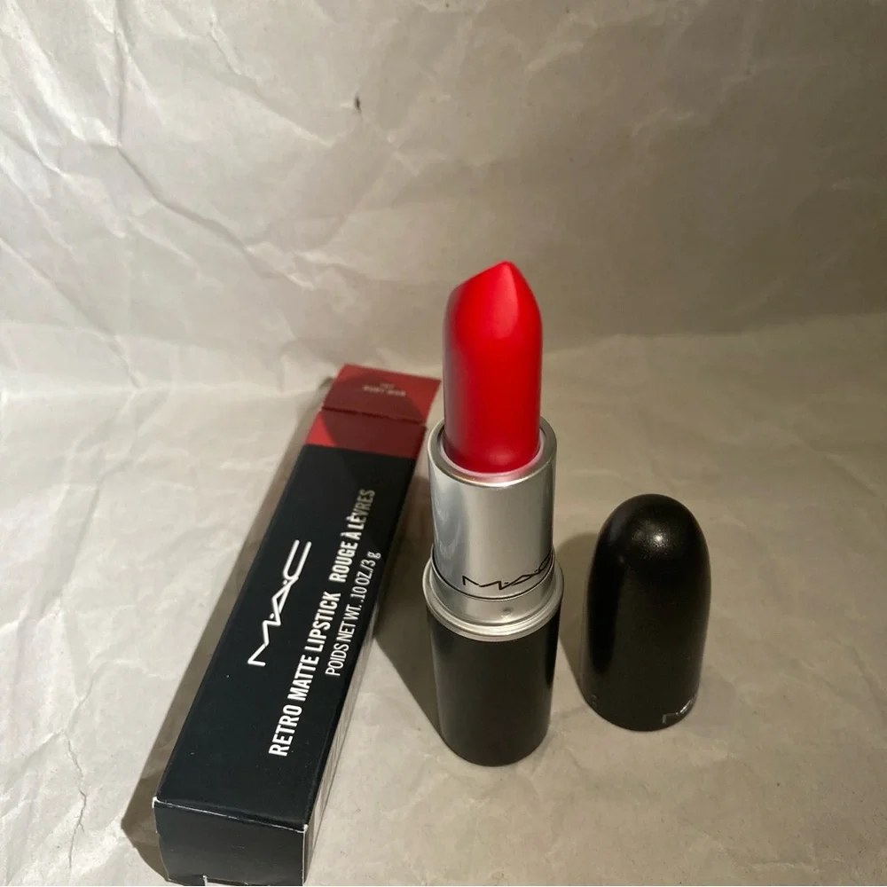 Mac lipstick (ruby woo)